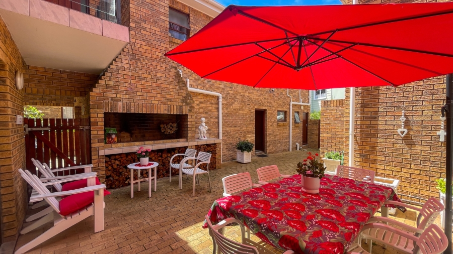 5 Bedroom Property for Sale in Glentana Western Cape
